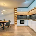 N.joy 532 By Oak Apartment